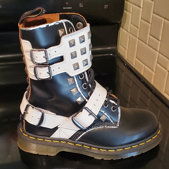 Dr. Martens Shoes - DR. MARTENS 1490 JOSKA STUD